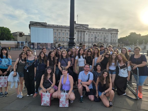 A madáchos diákok csoportképe a londoni Buckingham-palota előtt